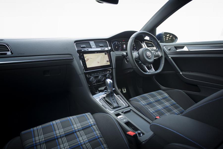 Торпедо Volkswagen Golf GTE 2017 года  (UK) (фото 23 из 27)